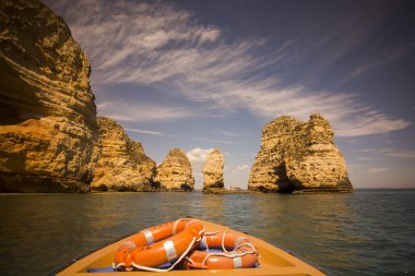 Ponta da Piedade Portekiz kayalar bir manzaraya