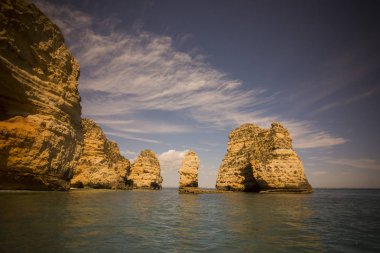 Ponta da Piedade Portekiz kayalar bir manzaraya