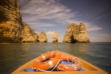 Ponta da Piedade Portekiz kayalar bir manzaraya