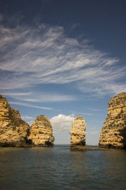 Ponta da Piedade Portekiz kayalar bir manzaraya