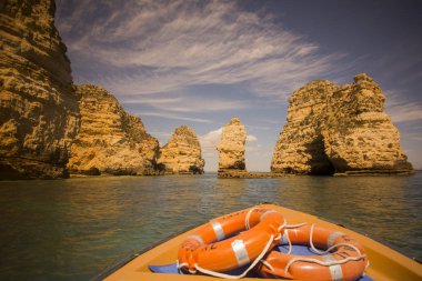 Ponta da Piedade Portekiz kayalar bir manzaraya