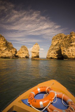 Ponta da Piedade Portekiz kayalar bir manzaraya
