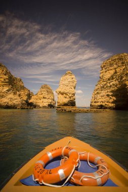 Ponta da Piedade Portekiz kayalar bir manzaraya