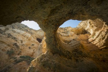 Ponta da Piedade Portekiz kayalar bir manzaraya