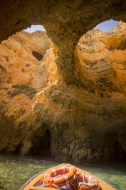 Ponta da Piedade Portekiz kayalar bir manzaraya