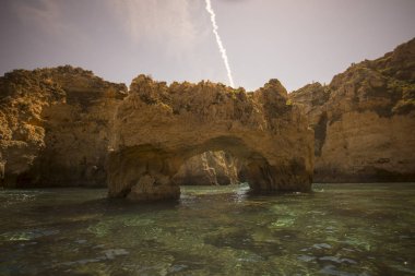 Ponta da Piedade Portekiz kayalar bir manzaraya
