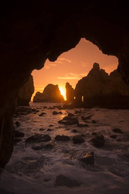 Ponta da Piedade Portekiz kayalar bir manzaraya