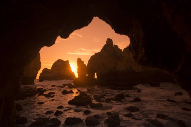 Ponta da Piedade Portekiz kayalar bir manzaraya