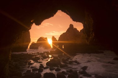 Ponta da Piedade Portekiz kayalar bir manzaraya