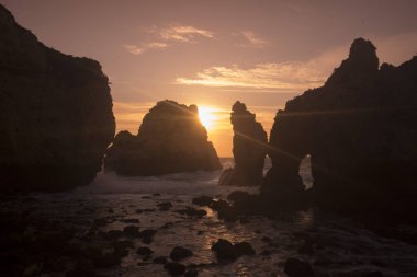Ponta da Piedade Portekiz kayalar bir manzaraya