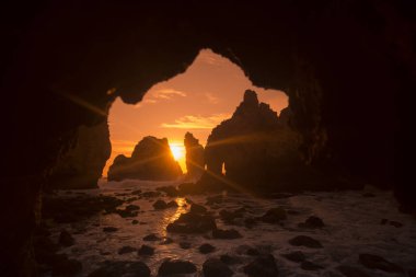 Ponta da Piedade Portekiz kayalar bir manzaraya