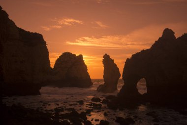 Ponta da Piedade Portekiz kayalar bir manzaraya