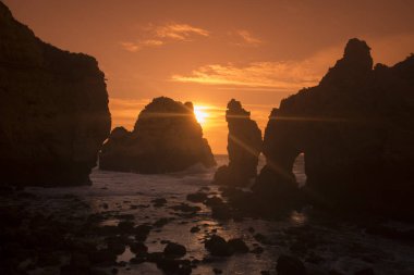 Ponta da Piedade Portekiz kayalar bir manzaraya