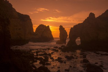 Ponta da Piedade Portekiz kayalar bir manzaraya