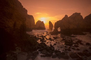 Ponta da Piedade Portekiz kayalar bir manzaraya