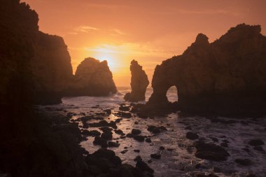 Ponta da Piedade Portekiz kayalar bir manzaraya