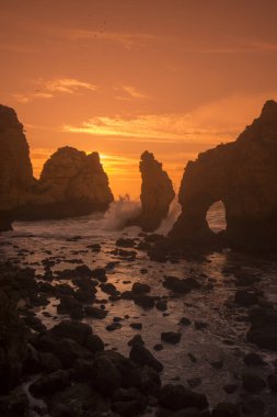 Ponta da Piedade Portekiz kayalar bir manzaraya
