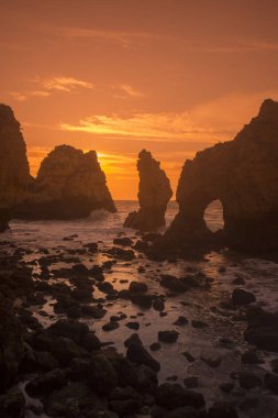 Ponta da Piedade Portekiz kayalar bir manzaraya