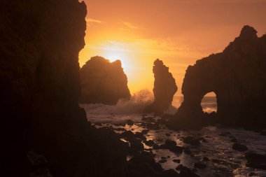 Ponta da Piedade Portekiz kayalar bir manzaraya