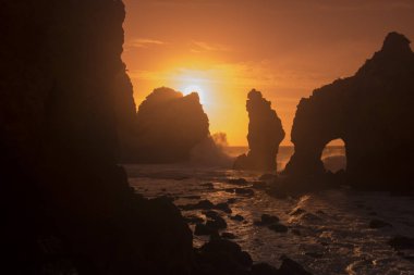 Ponta da Piedade Portekiz kayalar bir manzaraya