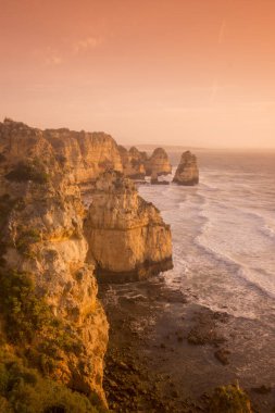 Ponta da Piedade Portekiz kayalar bir manzaraya