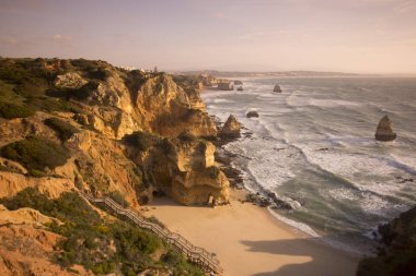 Ponta da Piedade Portekiz kayalar bir manzaraya