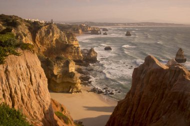 Ponta da Piedade Portekiz kayalar bir manzaraya