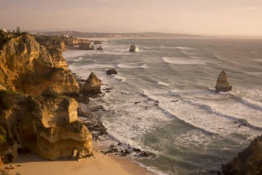 Ponta da Piedade Portekiz kayalar bir manzaraya