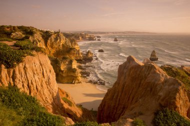 Ponta da Piedade Portekiz kayalar bir manzaraya