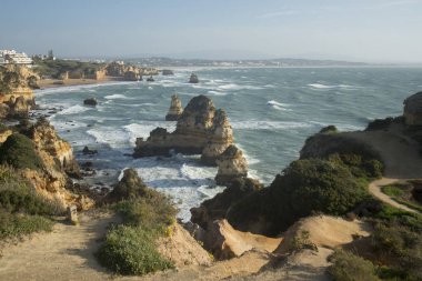 Ponta da Piedade Portekiz kayalar bir manzaraya
