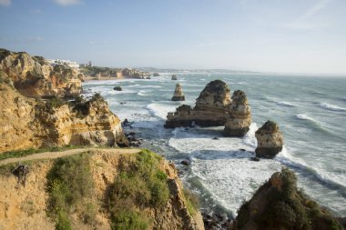 Ponta da Piedade Portekiz kayalar bir manzaraya