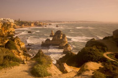 Ponta da Piedade Portekiz kayalar bir manzaraya