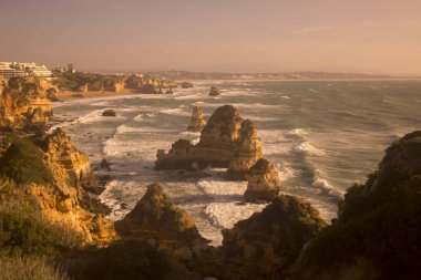 Ponta da Piedade Portekiz kayalar bir manzaraya