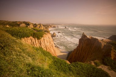 Ponta da Piedade Portekiz kayalar bir manzaraya