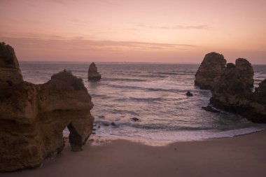 Ponta da Piedade Portekiz kayalar bir manzaraya