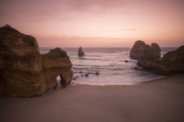 Ponta da Piedade Portekiz kayalar bir manzaraya