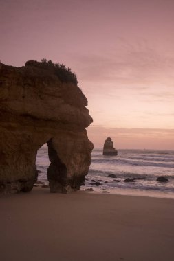 Ponta da Piedade Portekiz kayalar bir manzaraya