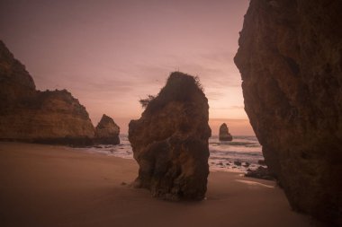 Ponta da Piedade Portekiz kayalar bir manzaraya