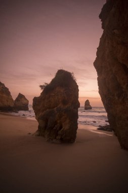 Ponta da Piedade Portekiz kayalar bir manzaraya