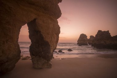 Ponta da Piedade Portekiz kayalar bir manzaraya