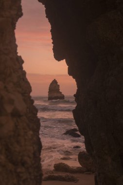 Ponta da Piedade Portekiz kayalar bir manzaraya
