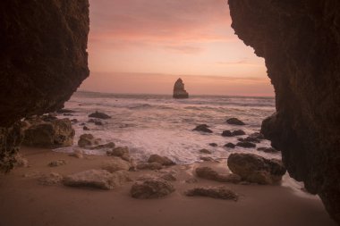 Ponta da Piedade Portekiz kayalar bir manzaraya