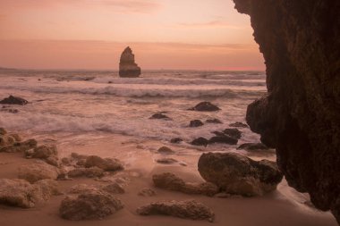 Ponta da Piedade Portekiz kayalar bir manzaraya