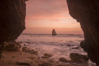 Ponta da Piedade Portekiz kayalar bir manzaraya