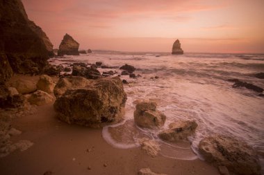 Ponta da Piedade Portekiz kayalar bir manzaraya