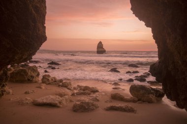 Ponta da Piedade Portekiz kayalar bir manzaraya