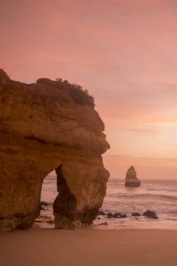 Ponta da Piedade Portekiz kayalar bir manzaraya