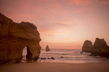 Ponta da Piedade Portekiz kayalar bir manzaraya