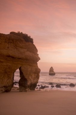Ponta da Piedade Portekiz kayalar bir manzaraya