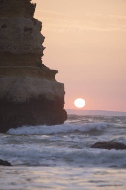 Ponta da Piedade Portekiz kayalar bir manzaraya
